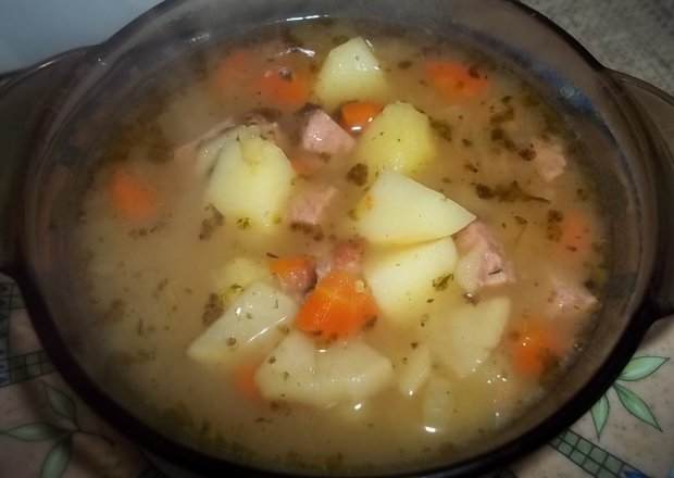 Fotografia przedstawiająca Zupa ziemniaczana z majerankiem i kiełbasą