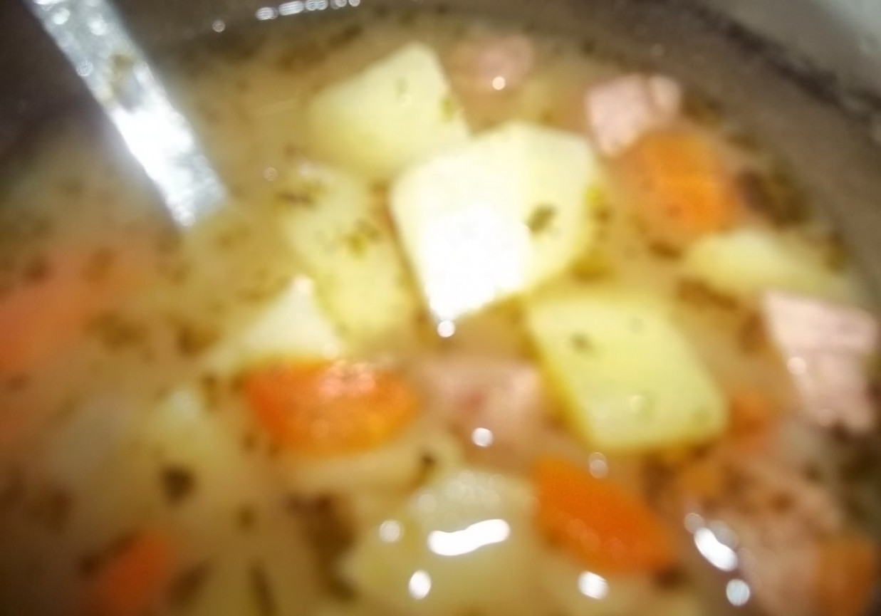 Zupa ziemniaczana z majerankiem i kiełbasą foto