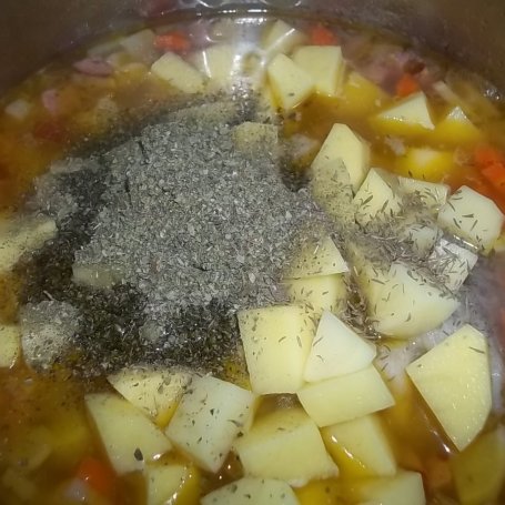Krok 4 - Zupa ziemniaczana z majerankiem i kiełbasą foto