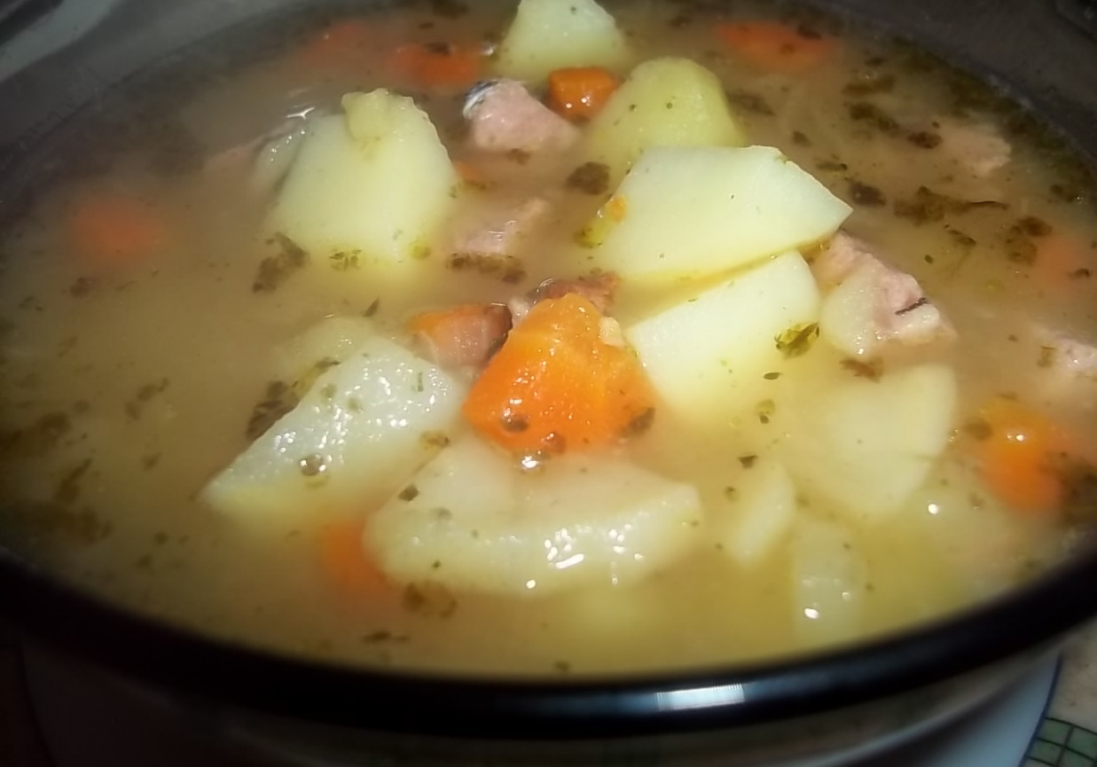 Zupa ziemniaczana z majerankiem i kiełbasą foto