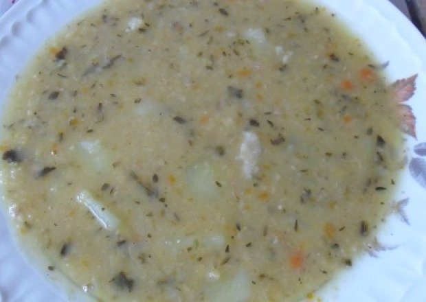 Fotografia przedstawiająca Zupa ziemniaczana z połówkami grochu
