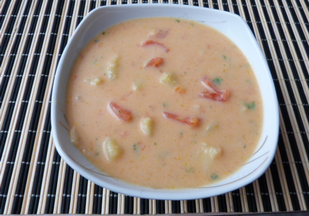 Zupa ziemniaczana z pomidorami foto