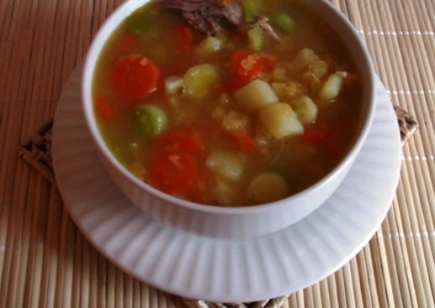 Fotografia przedstawiająca Zupa ziemniaczana z soczewica na indyku