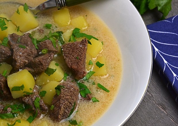 Fotografia przedstawiająca Zupa ziemniaczana z wołowiną - Supe me mish e patate