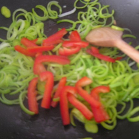 Krok 2 - Zupa ziemniaczano-porowa z papryką foto