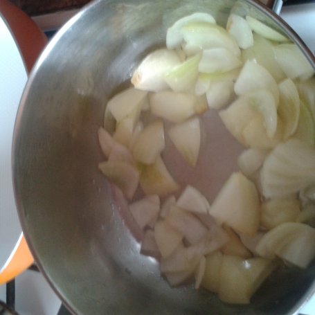 Krok 1 - zupa ziemniaczono-cebulowy krem z kiełbasą i ogórkiem kiszonym foto