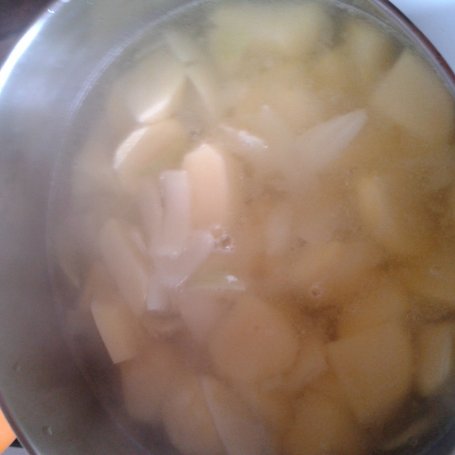 Krok 2 - zupa ziemniaczono-cebulowy krem z kiełbasą i ogórkiem kiszonym foto