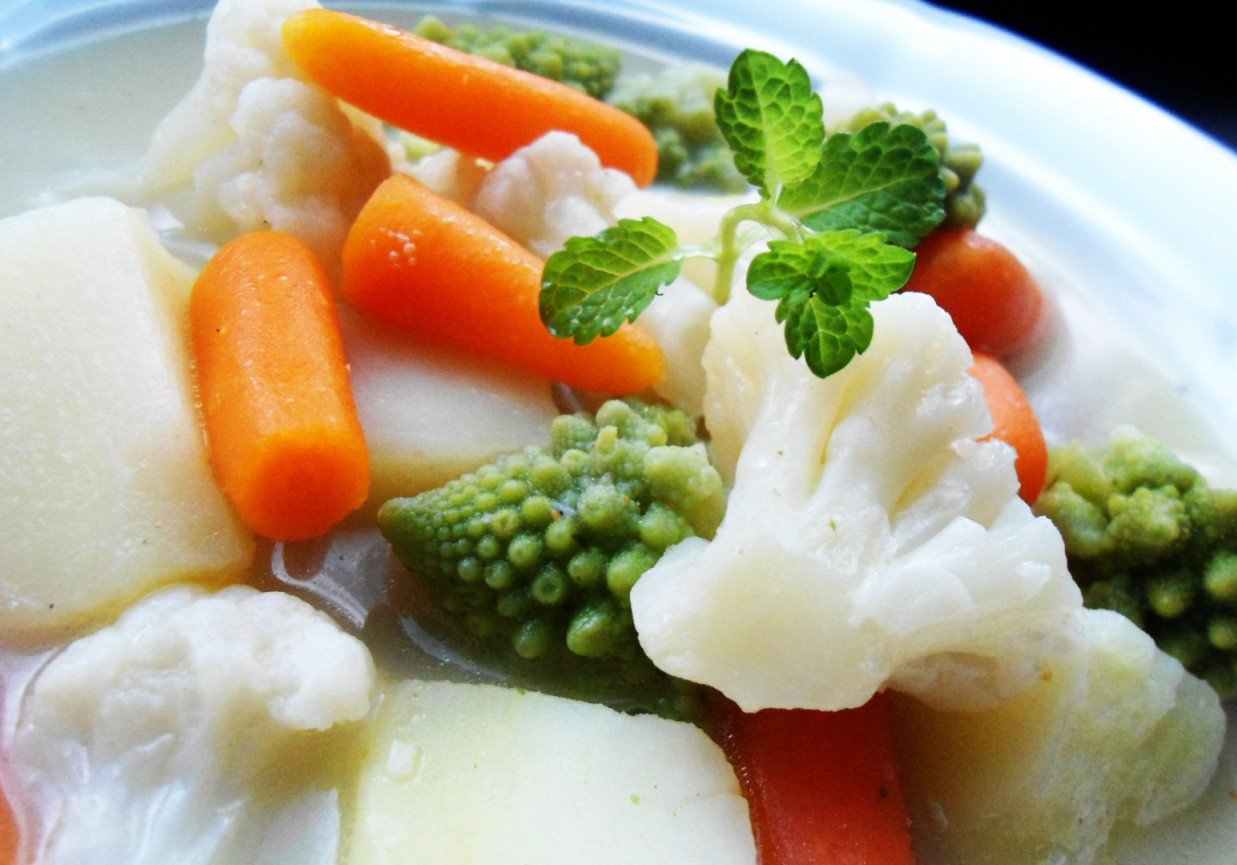Zupa ziołowo - maślana z romanesco, kalafiorem i baby marchewką foto