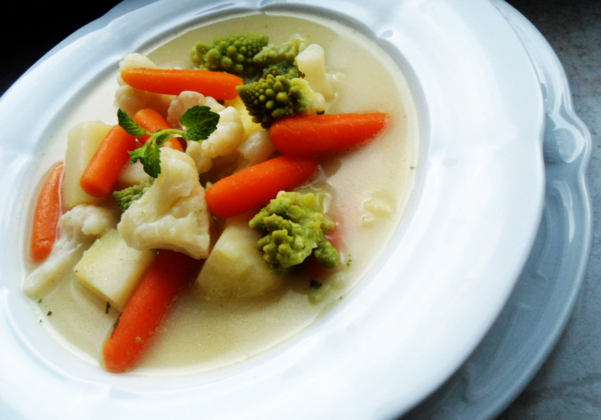 Zupa ziołowo - maślana z romanesco, kalafiorem i baby marchewką foto
