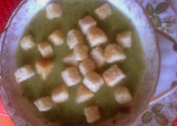 Fotografia przedstawiająca zupa-krem brokułowa z czosnkowymi grzankami