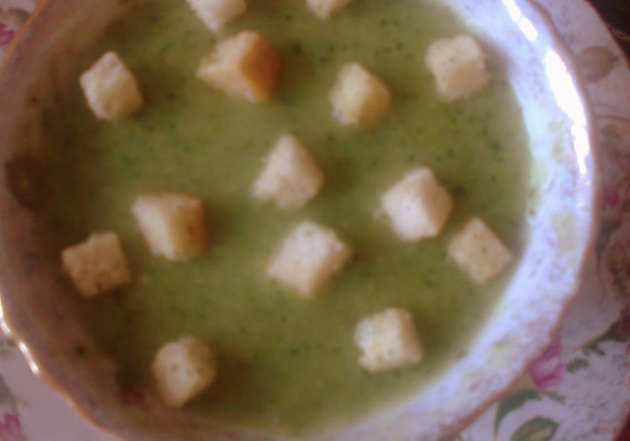 zupa-krem brokułowa z czosnkowymi grzankami foto
