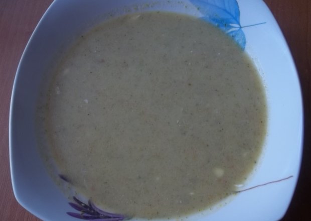 Fotografia przedstawiająca Zupa-krem brokułowa z marchewką i groszkiem