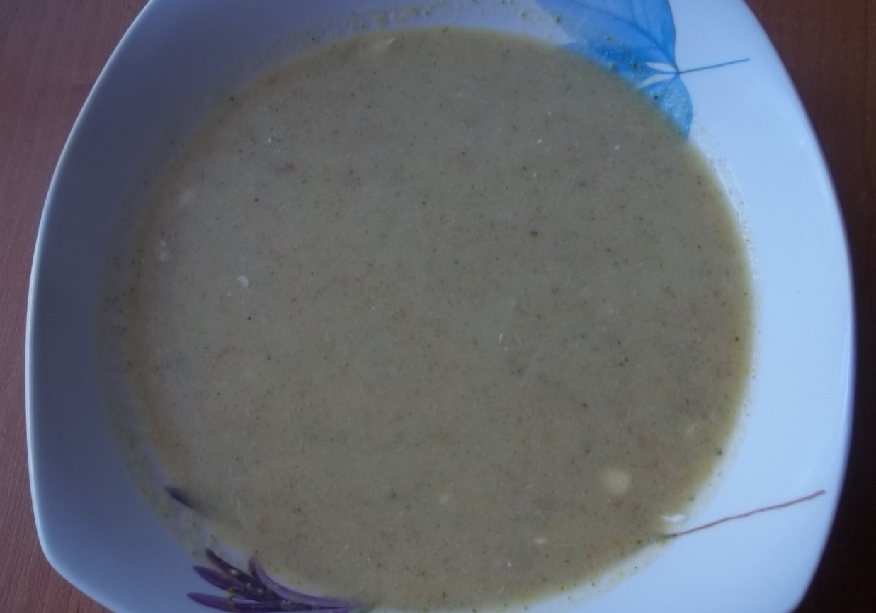 Zupa-krem brokułowa z marchewką i groszkiem foto