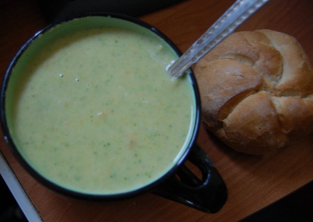 Fotografia przedstawiająca zupa-krem brokułowy