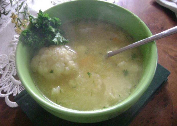 Fotografia przedstawiająca zupa,krem kalafiorowy