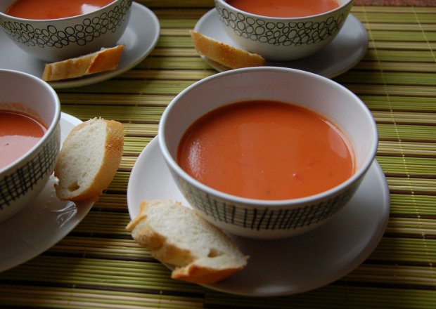 Fotografia przedstawiająca zupa-krem pomidorowa z mleczkiem kokosowym