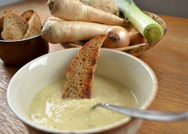 Fotografia przedstawiająca zupa-krem z białych warzyw