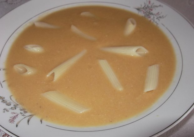 Fotografia przedstawiająca Zupa-krem z cieciorki z makaronem