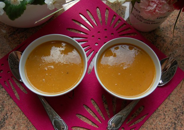 Fotografia przedstawiająca zupa-krem z czerwonej soczewicy