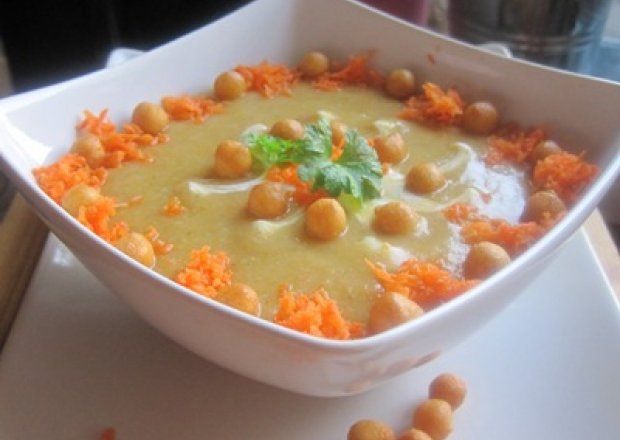 Fotografia przedstawiająca Zupa-krem z kalafiora i marchewki z groszkiem ptysiowym