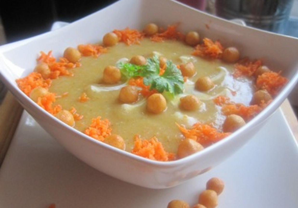 Zupa-krem z kalafiora i marchewki z groszkiem ptysiowym foto