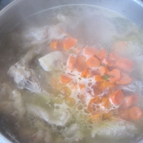 Krok 2 - Zupa-krem z kalafiora i marchewki z groszkiem ptysiowym foto