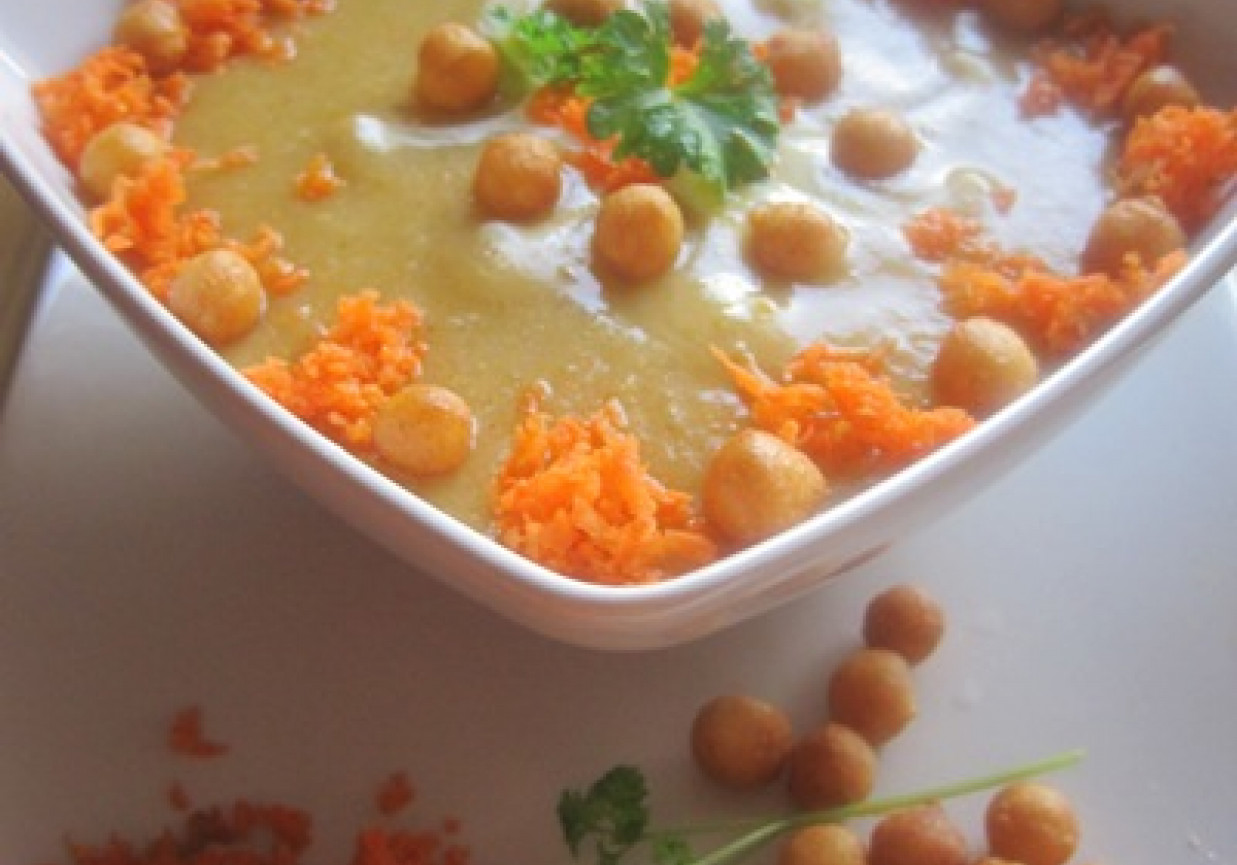 Zupa-krem z kalafiora i marchewki z groszkiem ptysiowym foto