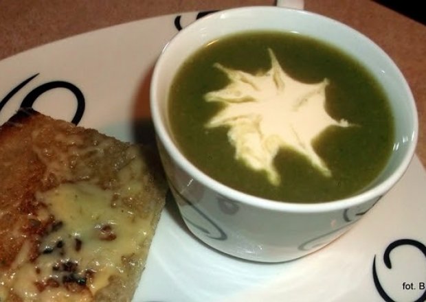 Fotografia przedstawiająca Zupa-krem z zielonego groszku i sałaty