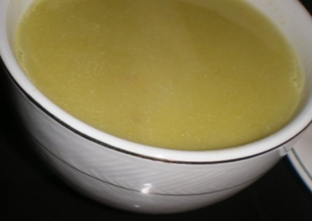 Fotografia przedstawiająca Zupa-krem z zielonego groszku z puszki