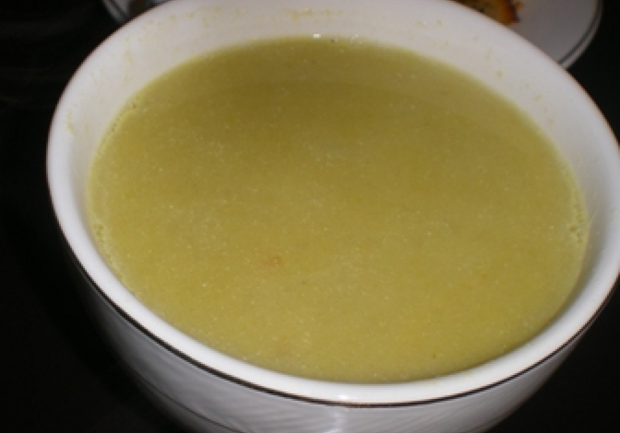 Zupa-krem z zielonego groszku z puszki foto