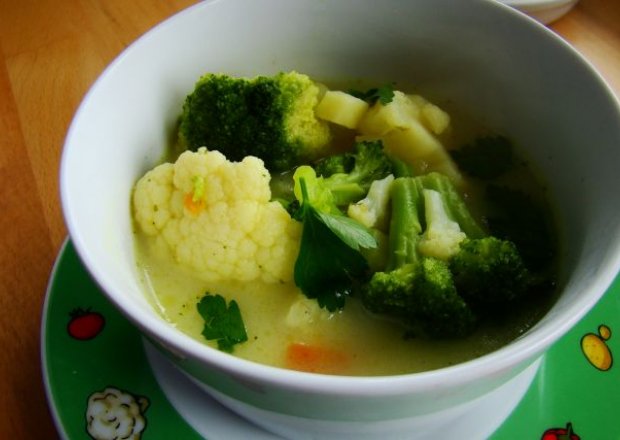 Fotografia przedstawiająca Zupka brokułowo-kalafiorowa