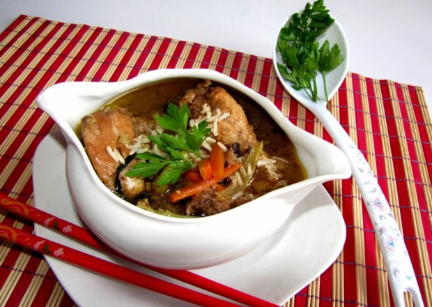 Fotografia przedstawiająca Zupka chińska z grzybami i ryżem