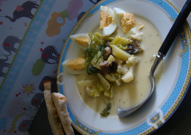 Fotografia przedstawiająca Zupka kalafiorowo- brokułowa z pieczarkami