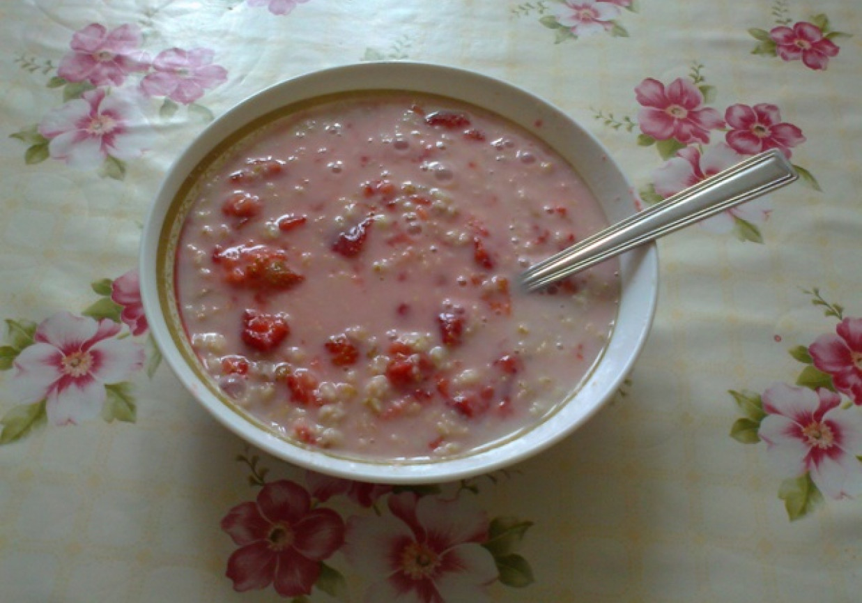 Zupka mleczna z truskawkami foto