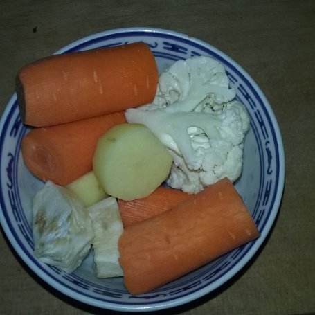Krok 2 - Zupka na cielęcinie z warzywami i kaszą jaglaną foto