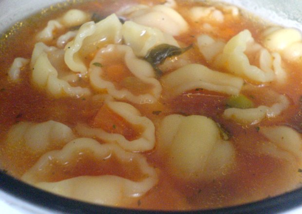 Fotografia przedstawiająca zupka pomidorowa z czostnkiem
