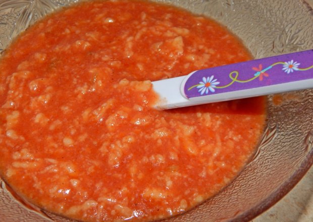 Fotografia przedstawiająca Zupka pomidorowa z kluseczkami ryżowymi