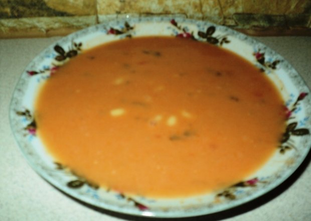 Fotografia przedstawiająca Zupka pomidorowa z makaronem