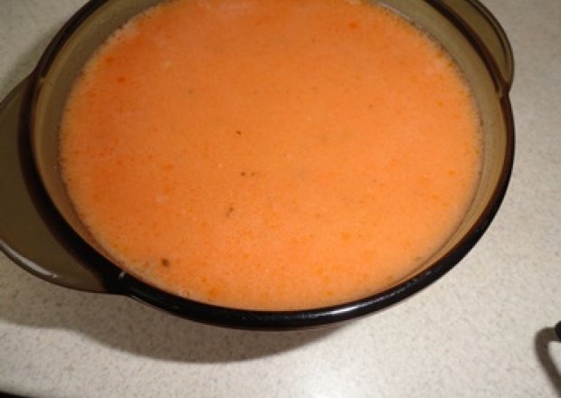 Fotografia przedstawiająca Zupka pomidorowa z ryżem na rosole