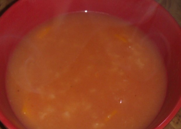 Fotografia przedstawiająca zupka pomidorowa z ryżem