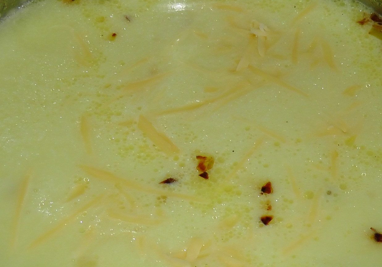 Zupka serowo cebulowa z grzankami foto