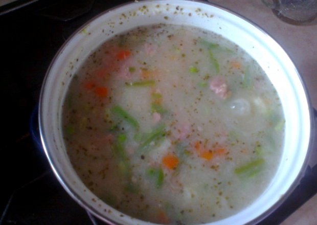 Fotografia przedstawiająca Zupka warzywna z kiełbaską