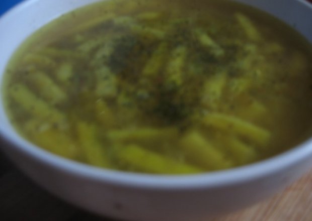 Fotografia przedstawiająca zupka z fasolki szparagowej na rosole