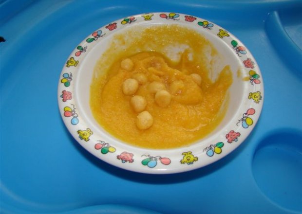 Fotografia przedstawiająca zupka z marchwi i jabłka dla maluszka