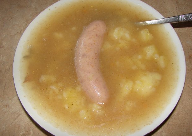 Fotografia przedstawiająca Żur na białej kiełbasce z ziemniakami