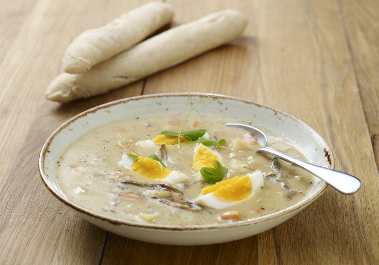 Żur śląski z suszonymi grzybami i chrzanem foto