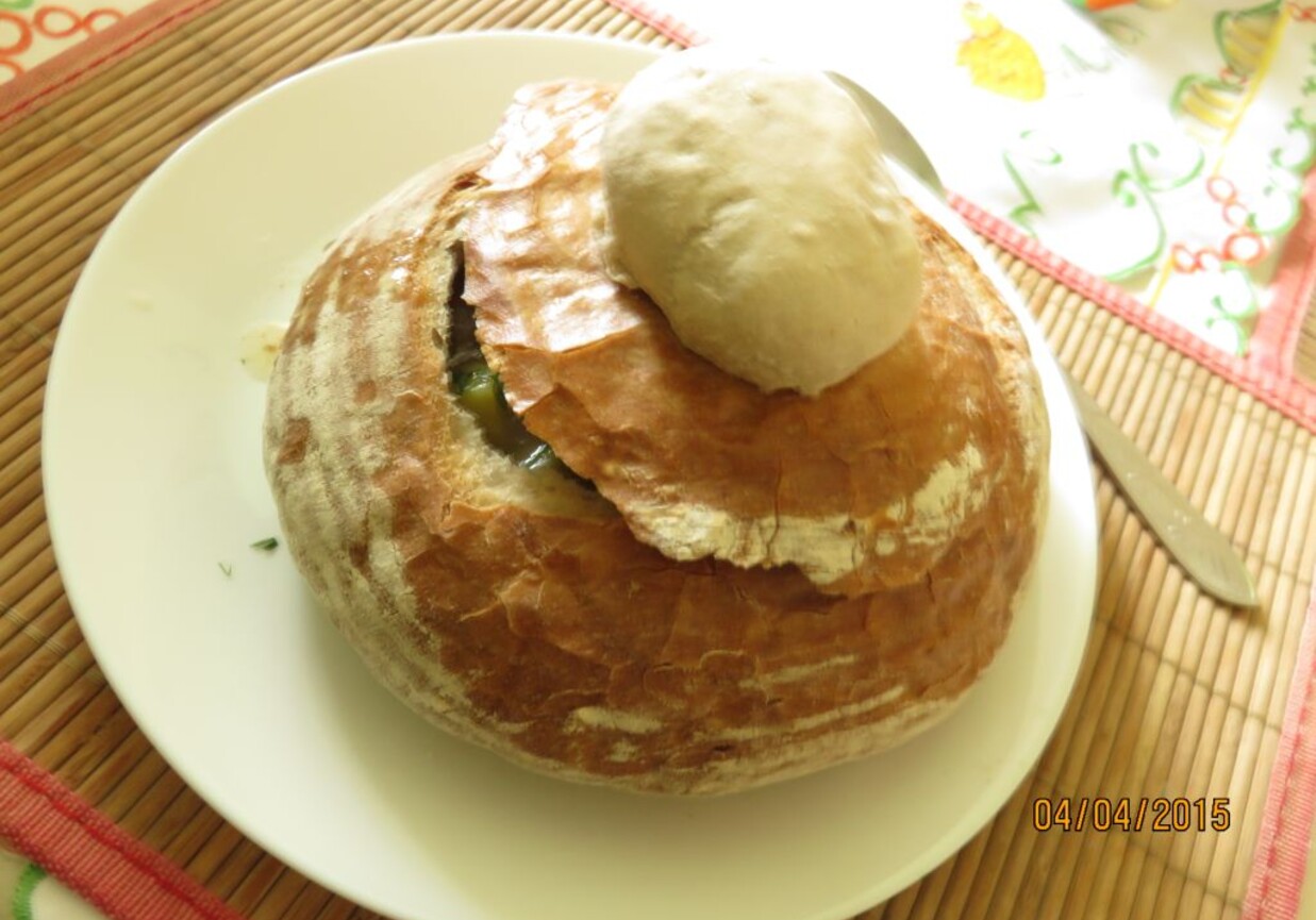 Żur w chrupiącym chlebie foto