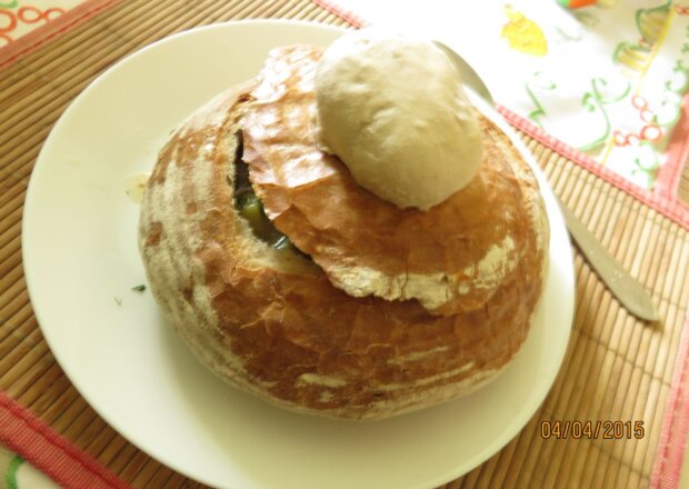 Fotografia przedstawiająca Żur w chrupiącym chlebie