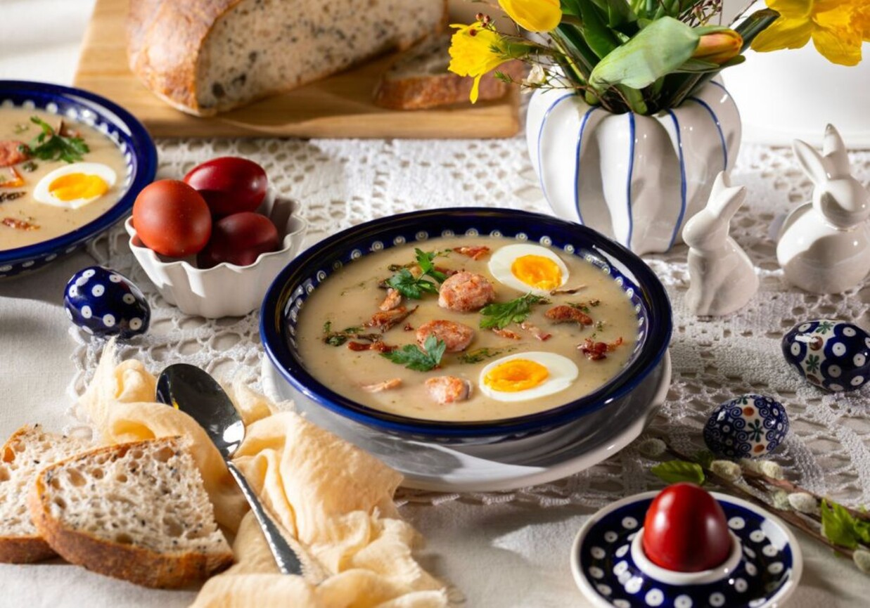 Żur wielkanocny z grzybami leśnymi i białą kiełbasą foto