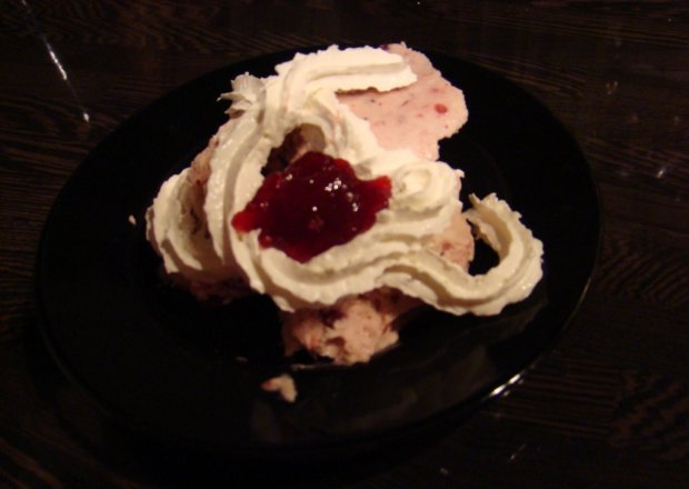 Fotografia przedstawiająca Żurawinowy deser lodowy